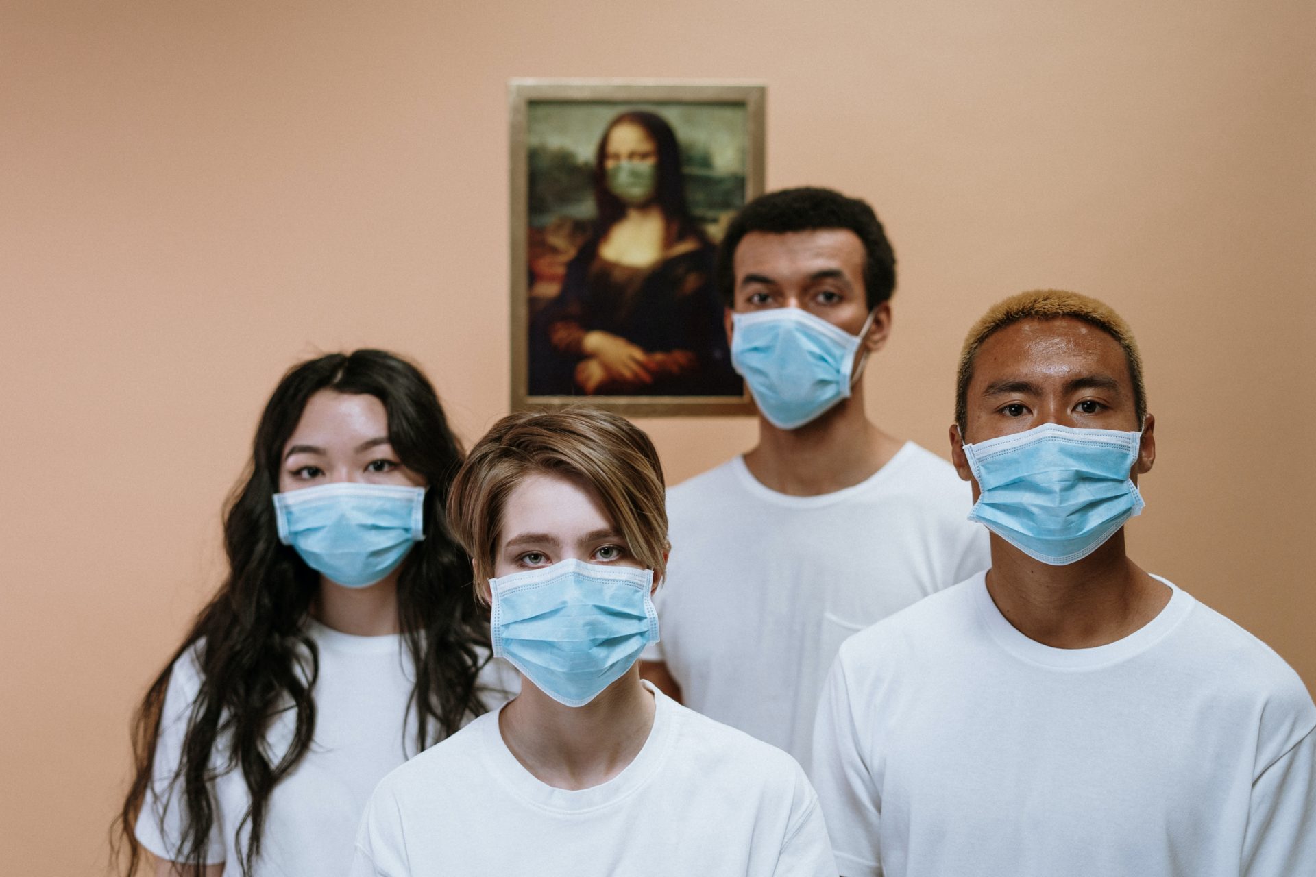 Gruppe von Pfleger*innen mit Maske