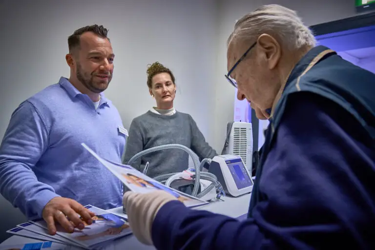 Patientenakademie. Viel Information über Therapien und Hilfsmittel. Hier lässt sich ein Besucher beraten.